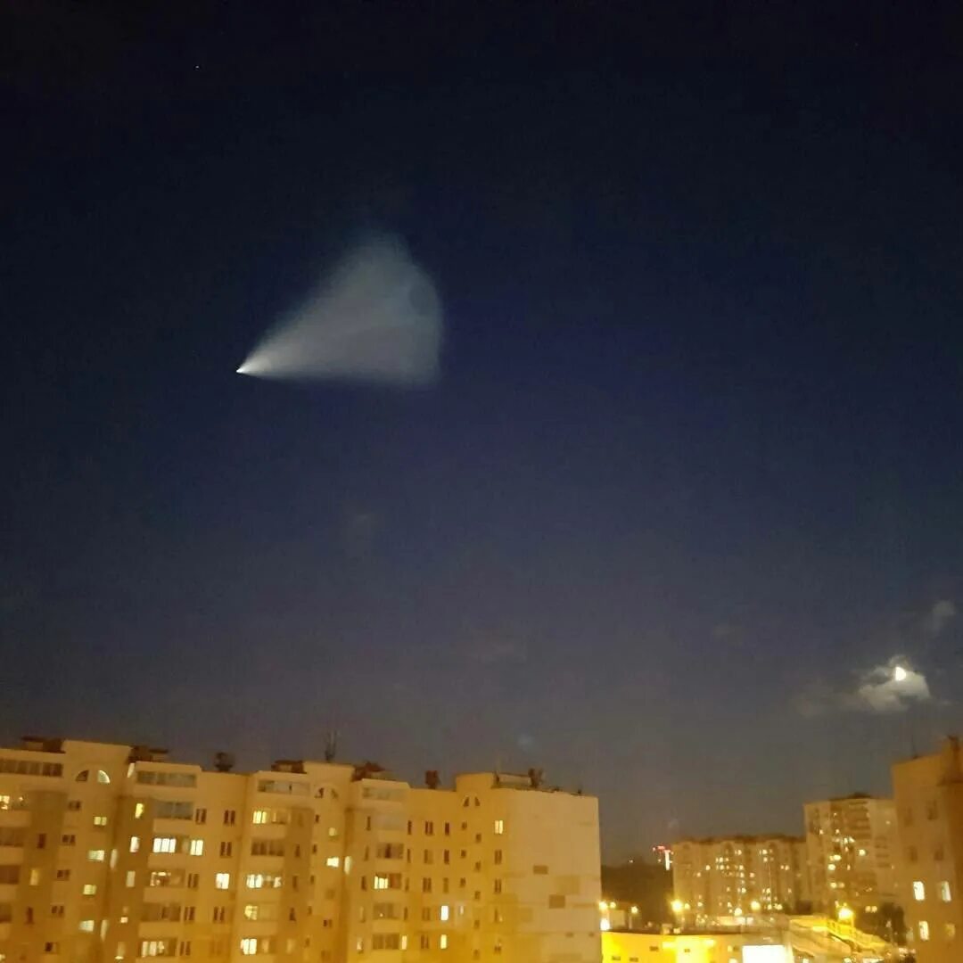 Вчера ночью какая. Оренбург тополя ракета. Баллистическая ракета в небе над Тольятти. Запуск ракеты Тополь м. Ракета в ночном небе.