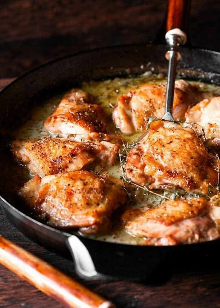 Соусы рецепты бедрышки. Вкусная курица на сковороде. Жареные бедра курицы на сковороде. Куриные бёдрышки на сковороде. Бедро куриное жареное.