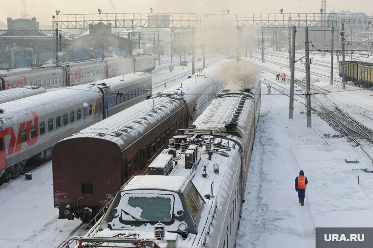 Ржд тюмень. Поезд ура. Состав железнодорожный для угля. Макет поезда сапсан. Бабушка в электричке.