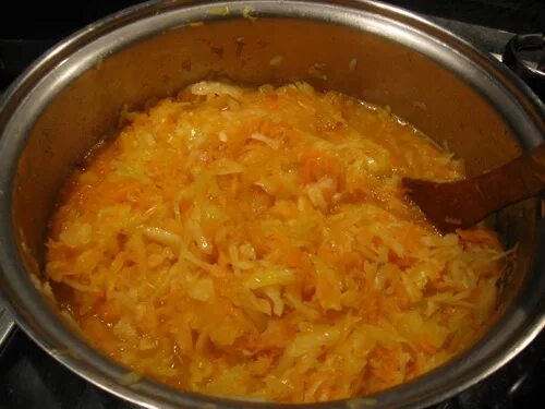 Капуста квашеная тушеная с мясом в кастрюле. Капуста тушеная в кастрюле. квашеная капуста с томатной пастой. тушеная капуста с томатной пастой в кастрюле. кастрюля для тушения капусты.