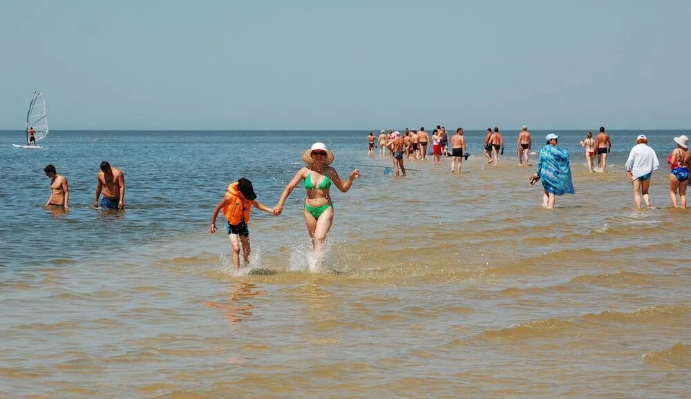 Дети на Азовском море. Азовское море курорты. Пляжи Азовского моря дети. На море Азовском отдыхает.