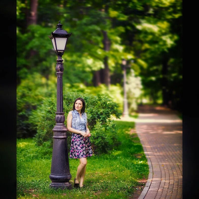 Улица ночью. Девушка улица фонарь. Снегопад на улице ночью. Человек ночью на улице. Ночные фонари.