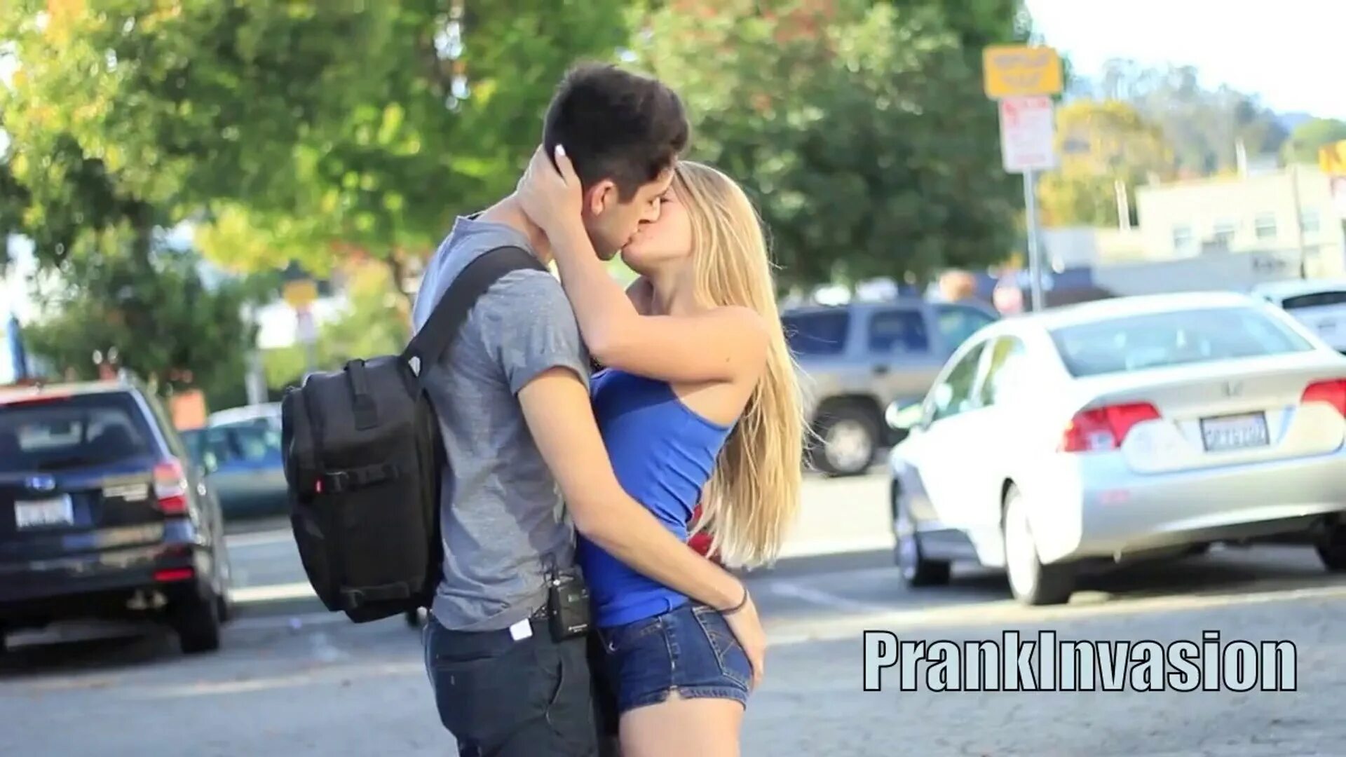 PRANKINVASION Kiss. ПРАНК поцелуй. Kissing Prank поцелуй. PRANKINVASION девушки.