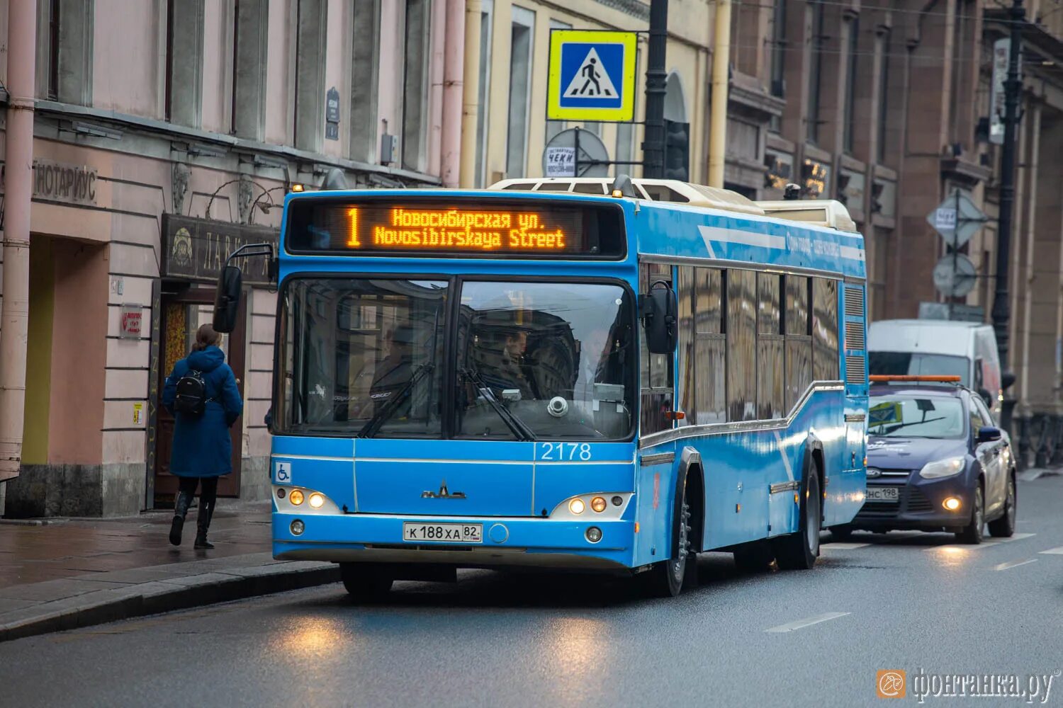 Транспорт спб автобус. Синий автобус. Питерские автобусы. Автобусы в Питере. Голубой автобус.