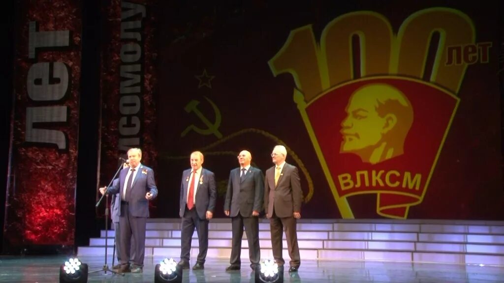 Магазины в комсомоле иркутск. Иркутский комсомол центр. Торговый комплекс комсомолл иркутск. Комсомольцы иркутска. 75 лет влксм значок.