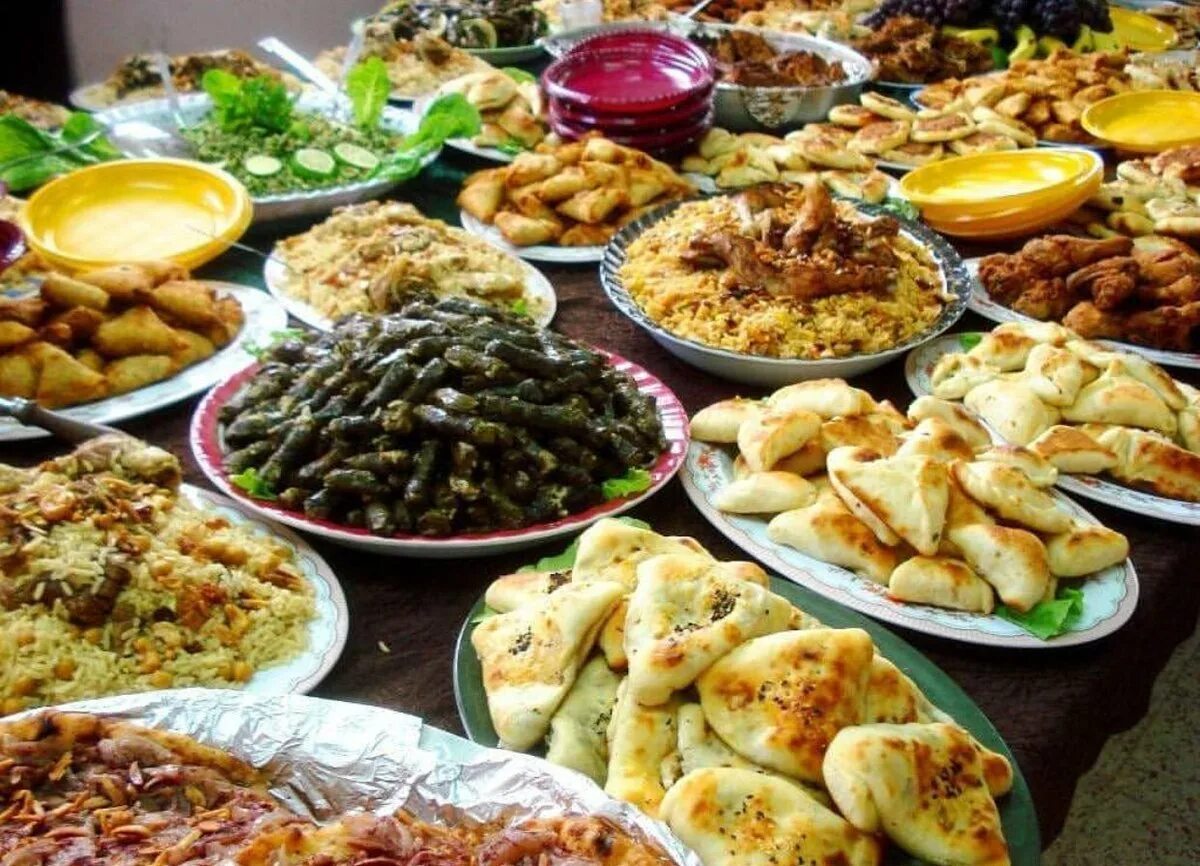 Праздничный стол на уразу. Мусульманские блюда на праздничный стол. Блюда на уразу. Стол мусульманский праздничный. Турецкий праздничный стол.