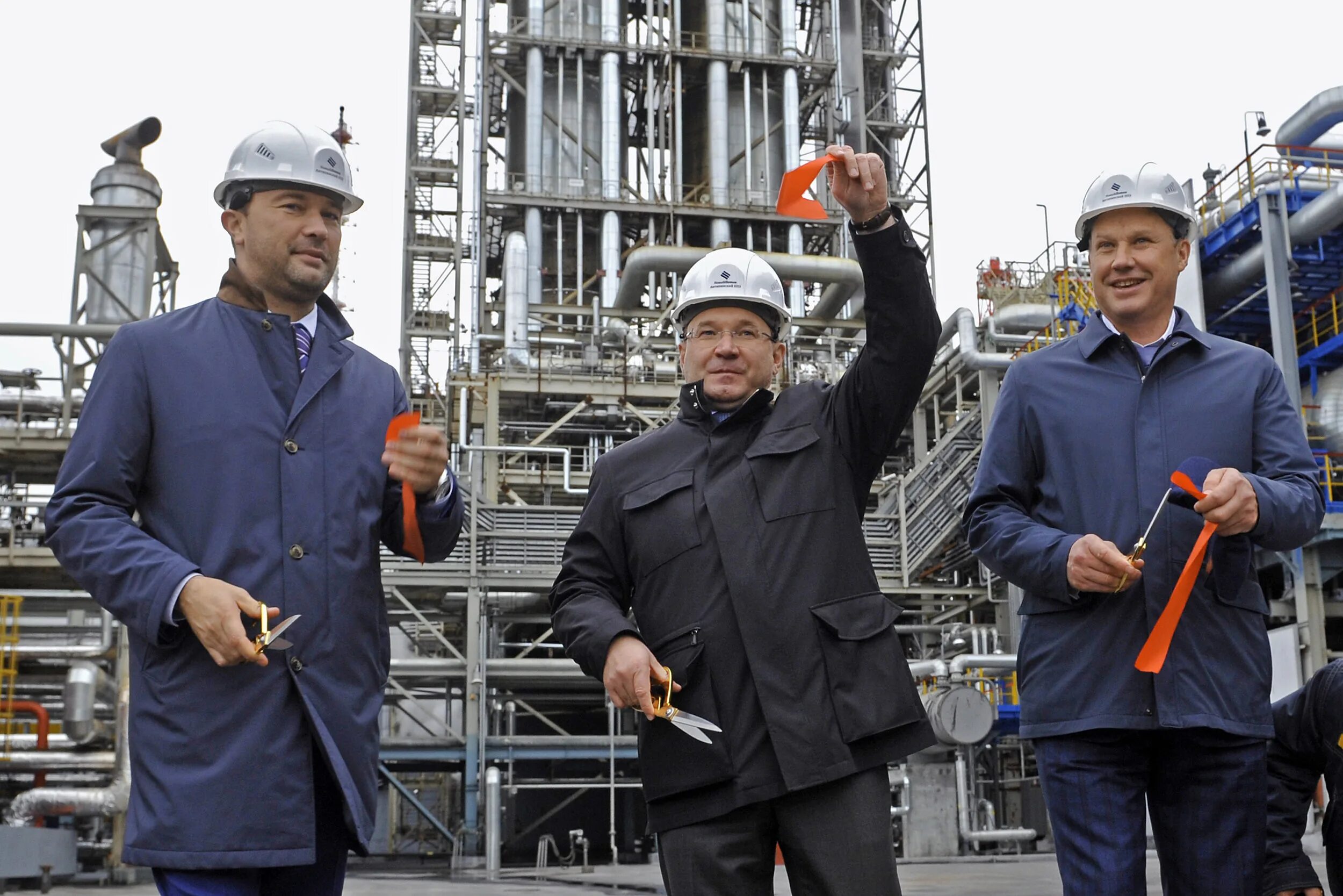 Нефтяная компания новый поток. Поток логотип. Южно приобское месторождение. Нефтеперерабатывающий завод тюмень. Новый поток логотип.