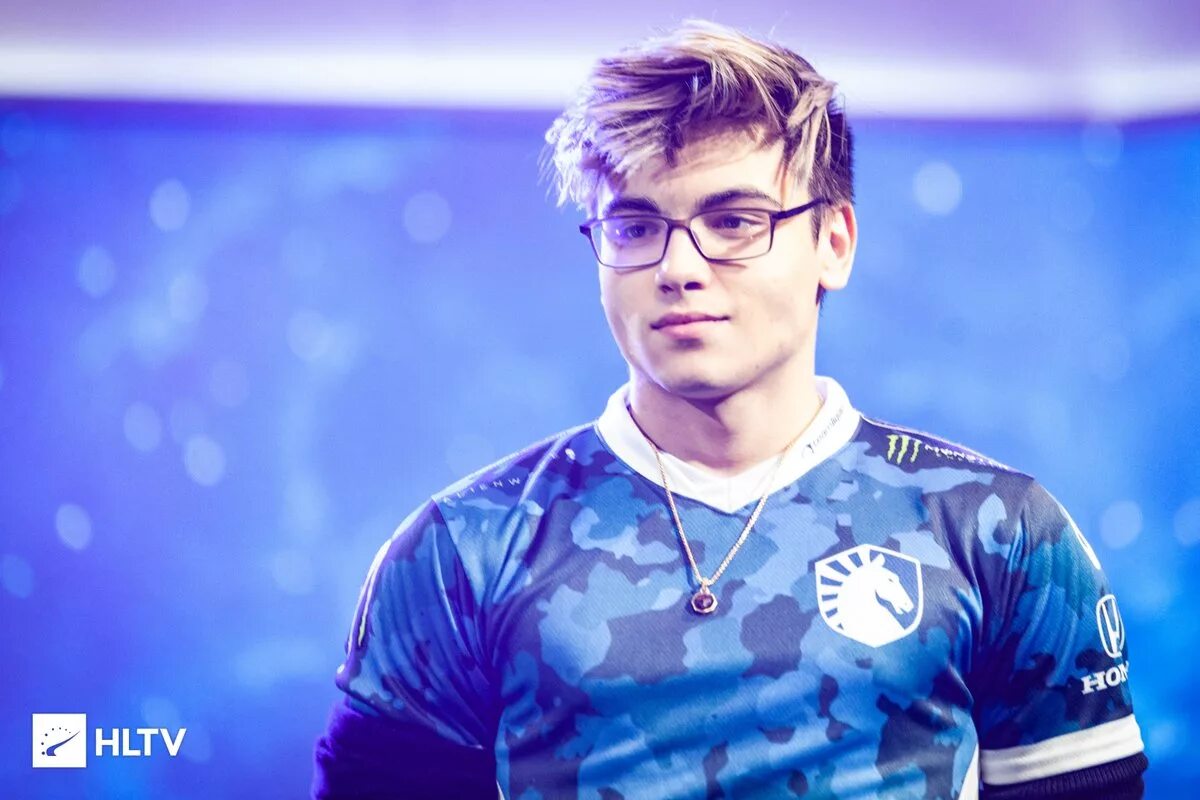 Twist go. Twistzz рассел ван далкен. игрок кс го twistzz. twistzz cs go прическа. twistzz faze clan.