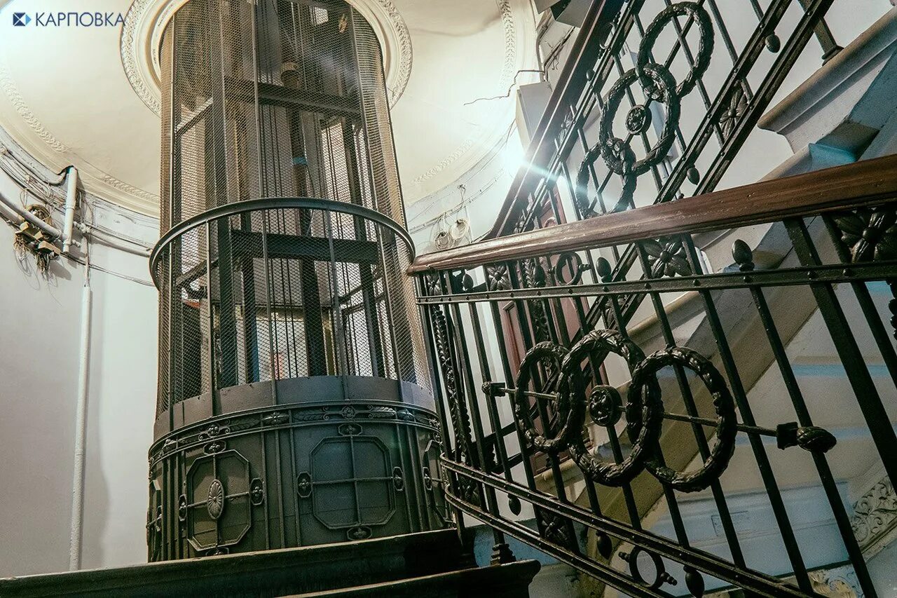 Лифты с распашными дверями в москве. Раритетный лифт. Старинный лифт. Лифт в гостинице. Первые лифты в москве.