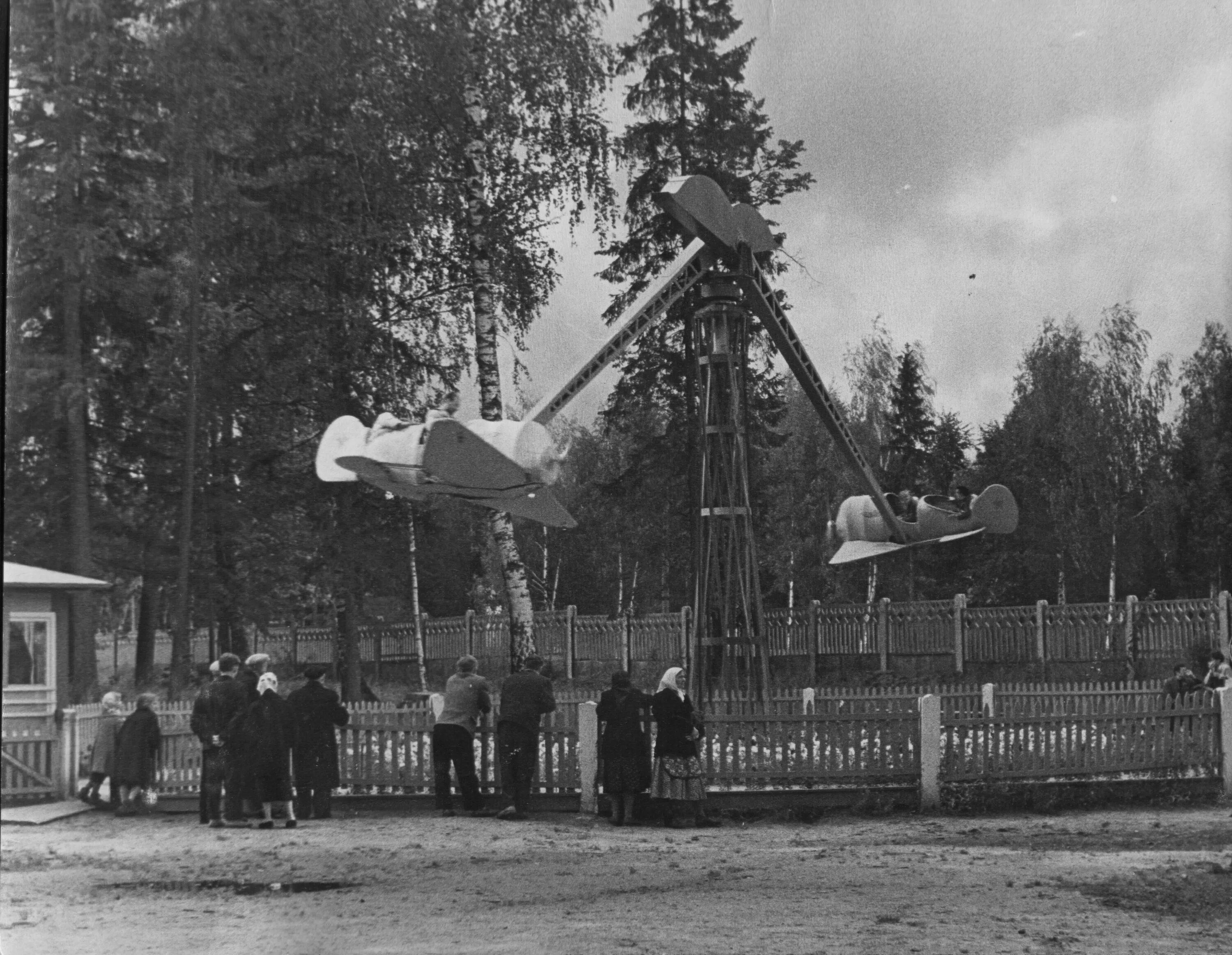 Парк аттракционов Екатеринбург парк Чкалова. Комсомольский парк аттракционы в 90е. 1948 Год парк Сарова. СССР Карусель самолеты детский парк Ухта.