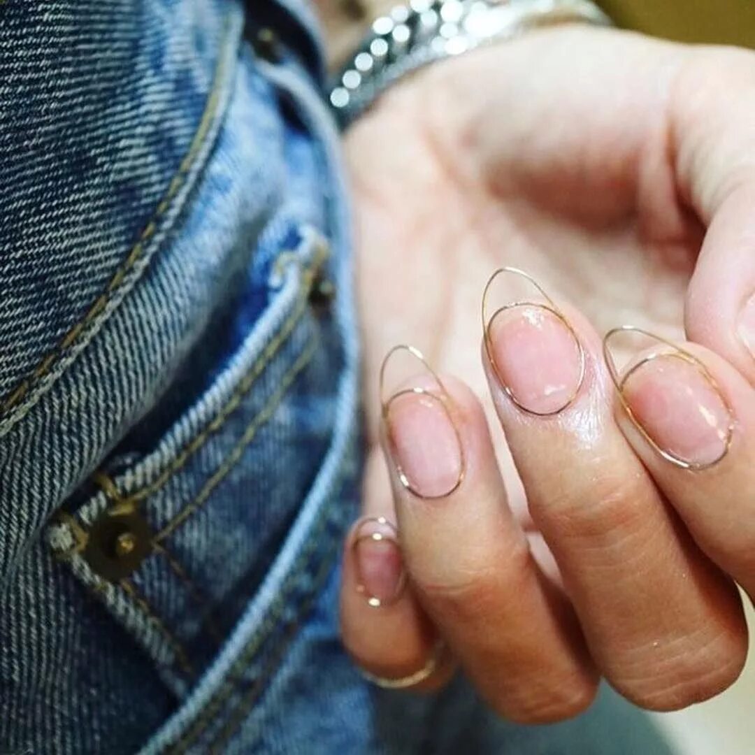 Блестки под ногтями. Прозрачные ногти. Маникюр прозрачные ногти. Прозрачное наращивание ногтей. Полупрозрачные ногти.