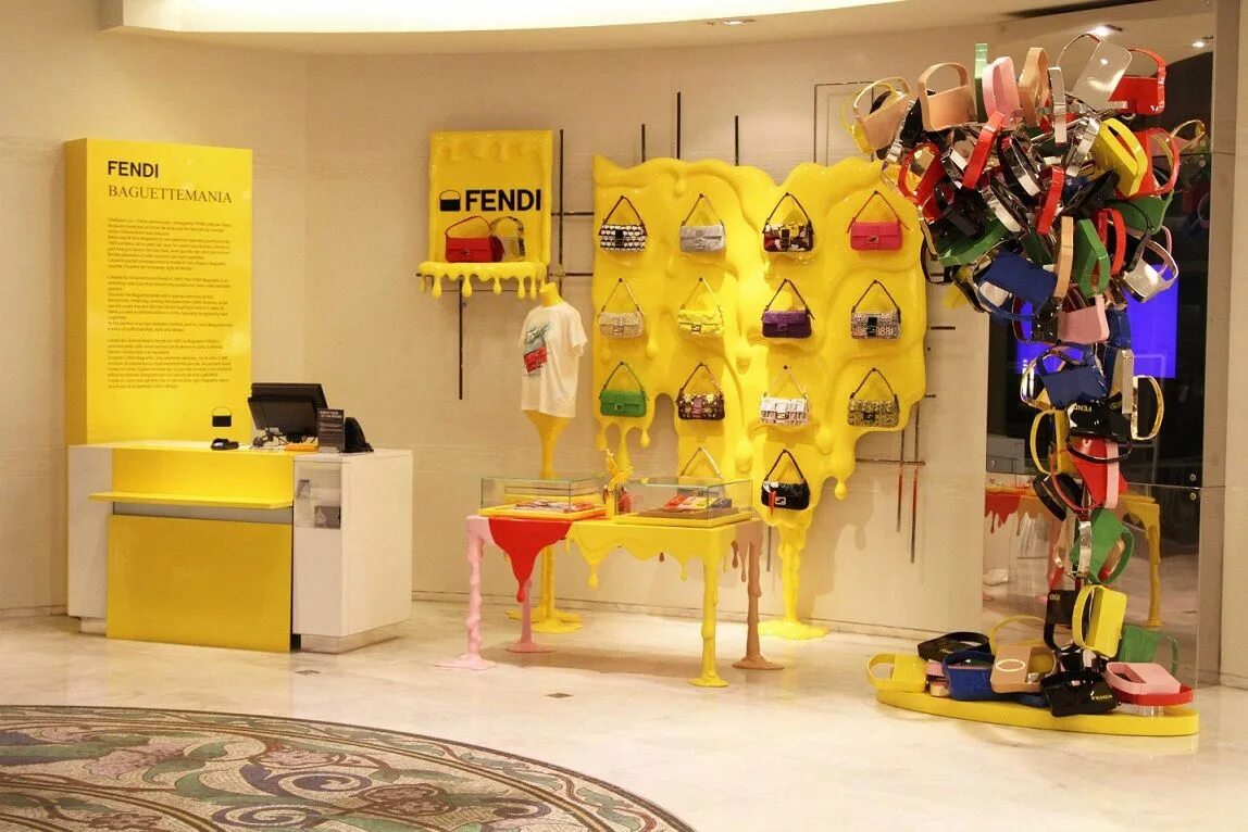 Shop up. Pop-up витрина. Выставка магазина одежды. Fendi поп ап. Выставка сумок инсталляция.