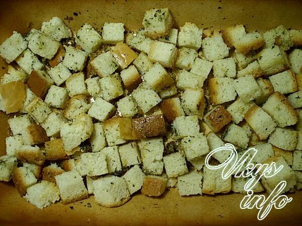 Сухарики в духовке из белого хлеба. Сухарики с чесноком в духовке из белого хлеба с маслом. Домашние сухарики в духовке. Сухарики из багета. Сухарики в духовке из белого хлеба.