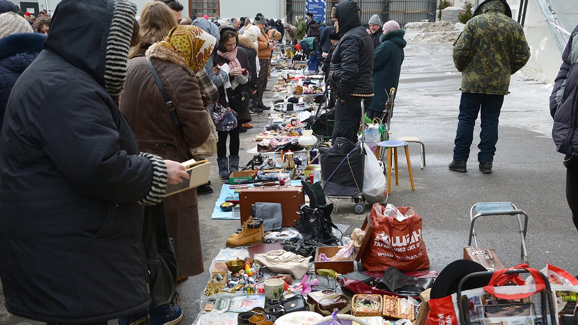 Блошиный рынок московская область. Блошиный рынок площадь Ильича. Блошиный рынок Дмитровское шоссе. Блошиный рынок в Торжке. Блошиный рынок в Новосибирске Березовая роща.