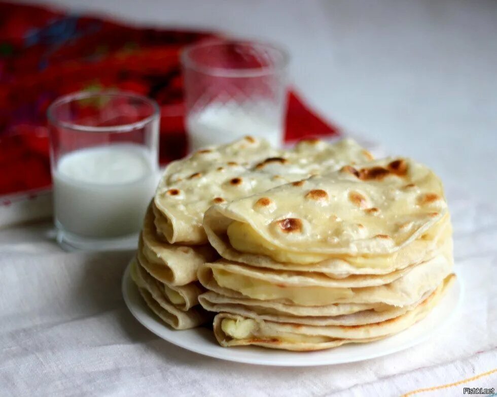 Кыстыбый на молоке. Татарская кухня кыстыбый. татарская выпечка кыстыбый. башкирское национальное блюдо кыстыбый. кыстыбый вкусные татарские лепешечки с картошкой-пюре.
