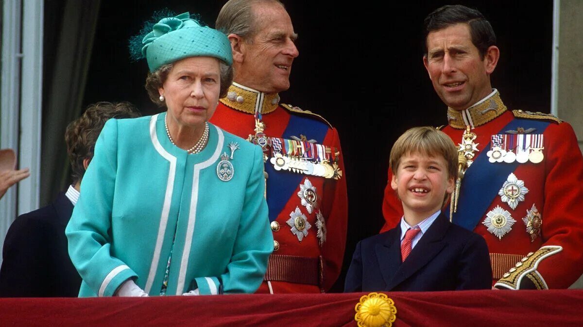 Королевская 1990. Queen Elizabeth II 1990. Королевский двор Швеции. Старые причёски принцев.