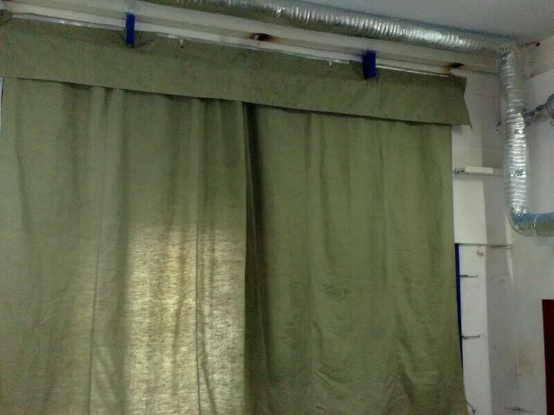 Как закрепить штору в гараже. Крепеж для брезентовых штор. Шторы для гаражных ворот. Как закрепить штору в гараже. Шторы и завесы для гаражей.