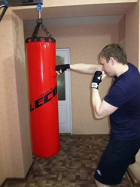 Боксерский мешок в квартире. Груша для бокса. Груша everlast. Боксерский мешок leco. Боксёрская груша атеми.