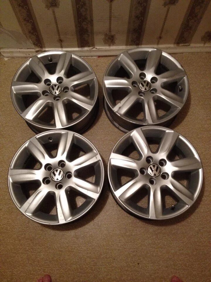 Диски фольксваген поло r15. Литые диски vw polo sedan r15. Фольксваген 205/65 r16. 2ga601025aa8z8 диск. Фольксваген поло на 15 дисках седан.