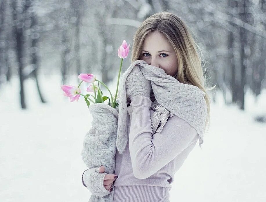 Девушка с весенними цветами. Женщина с цветами. Девушка март. Женщина с цветами. Счастливая женщина с цветами.