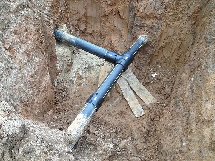 Найти земле газовую трубу. Врезка в газовую трубу. газовая труба под землей. подземная газовая труба. трубы под землей.