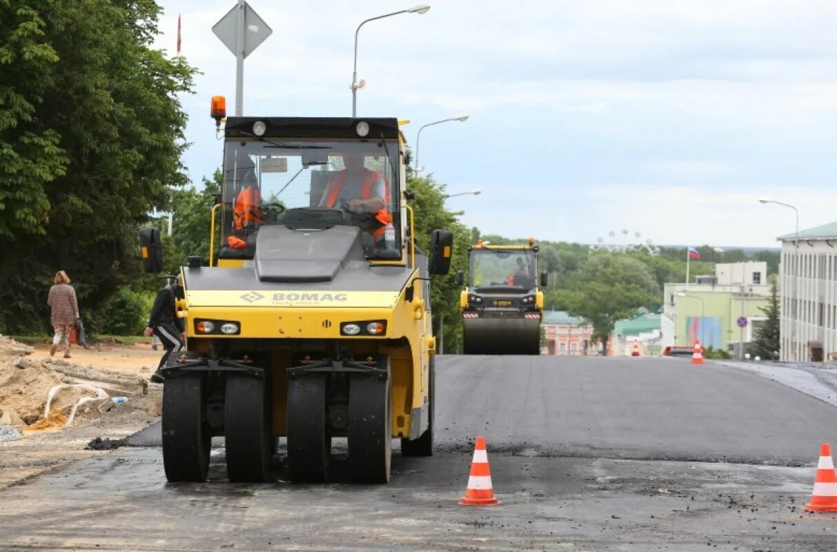 Ремонт дорог в городе. Спецтехника Липецк. Свежий асфальт. Тракторы благоустройство дорога. Техническое обслуживание автодороги.