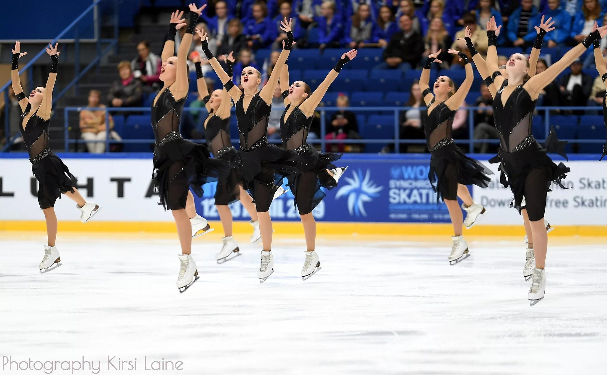 Команда айс. Кристал айс Джуниор. Team Crystal Ice Junior. Ice Crystal балет на льду. Синхронное катание Кристал айс поддержки.