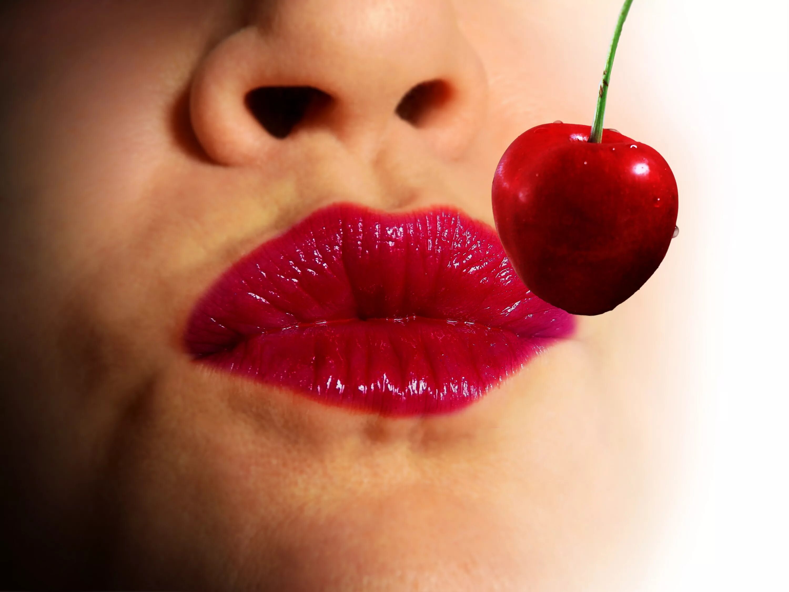 Дай поцелую губы. Красные губы. Женские губы. Сочные губы. Поцелуй в губы.