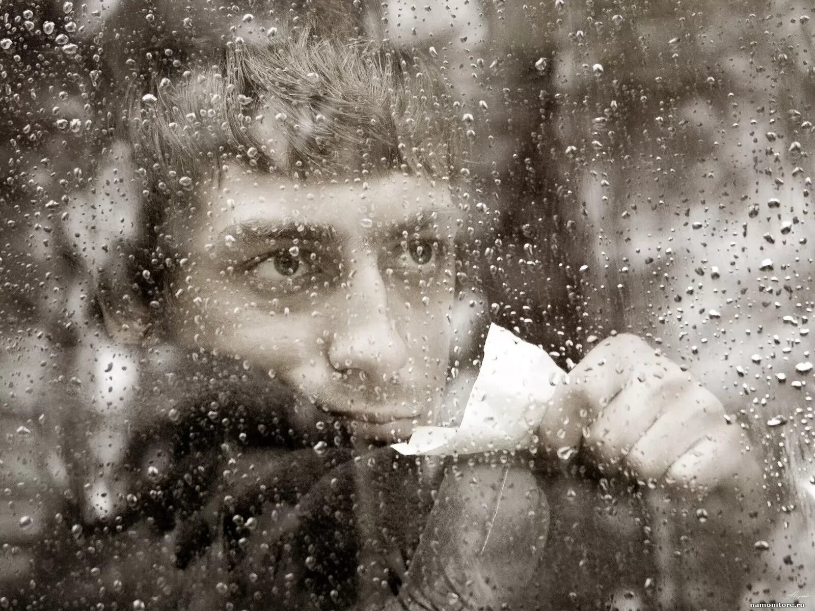 Мужчина у окна дождь. Человек у окна дождь. Парень грустит под дождём. Мужик у окна с дождём.