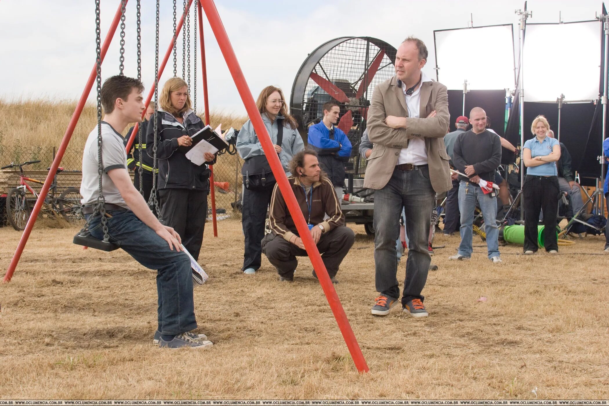 Смешные моменты со съемок. Смешные моменты со съемок. Дэниел рэдклифф на съемках смешные моменты гарри поттер. Смешные моменты со съемок. Съемочная группа гарри поттера.