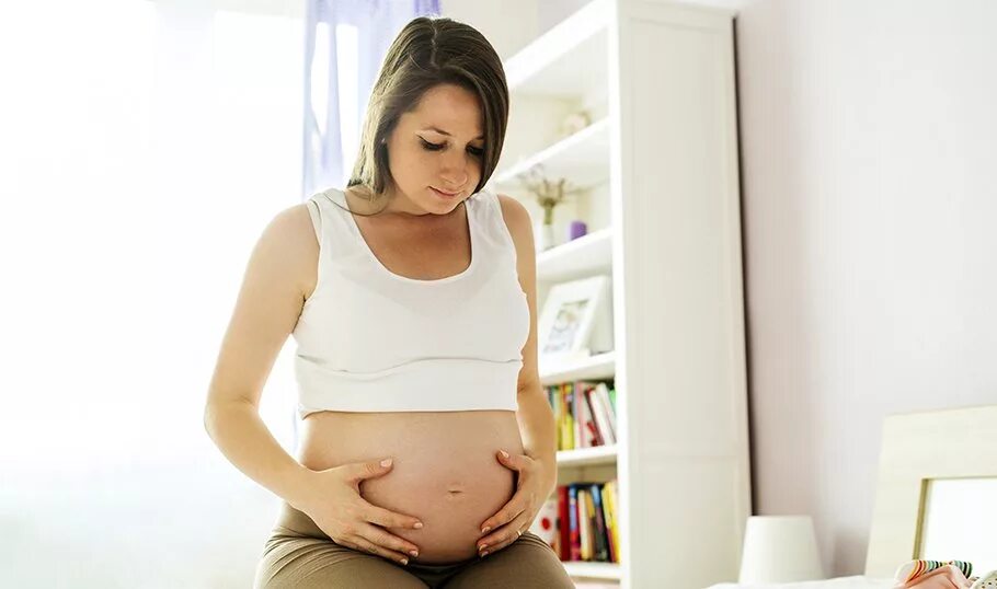 Резкая боль в животе при беременности. У беременной болит живот. Беременные женщины болит живот. Боли в животе у беременных. У беременной болит животик.