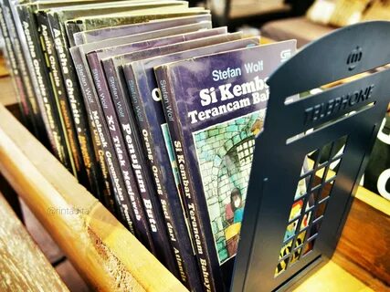 Книга и журнал стоят