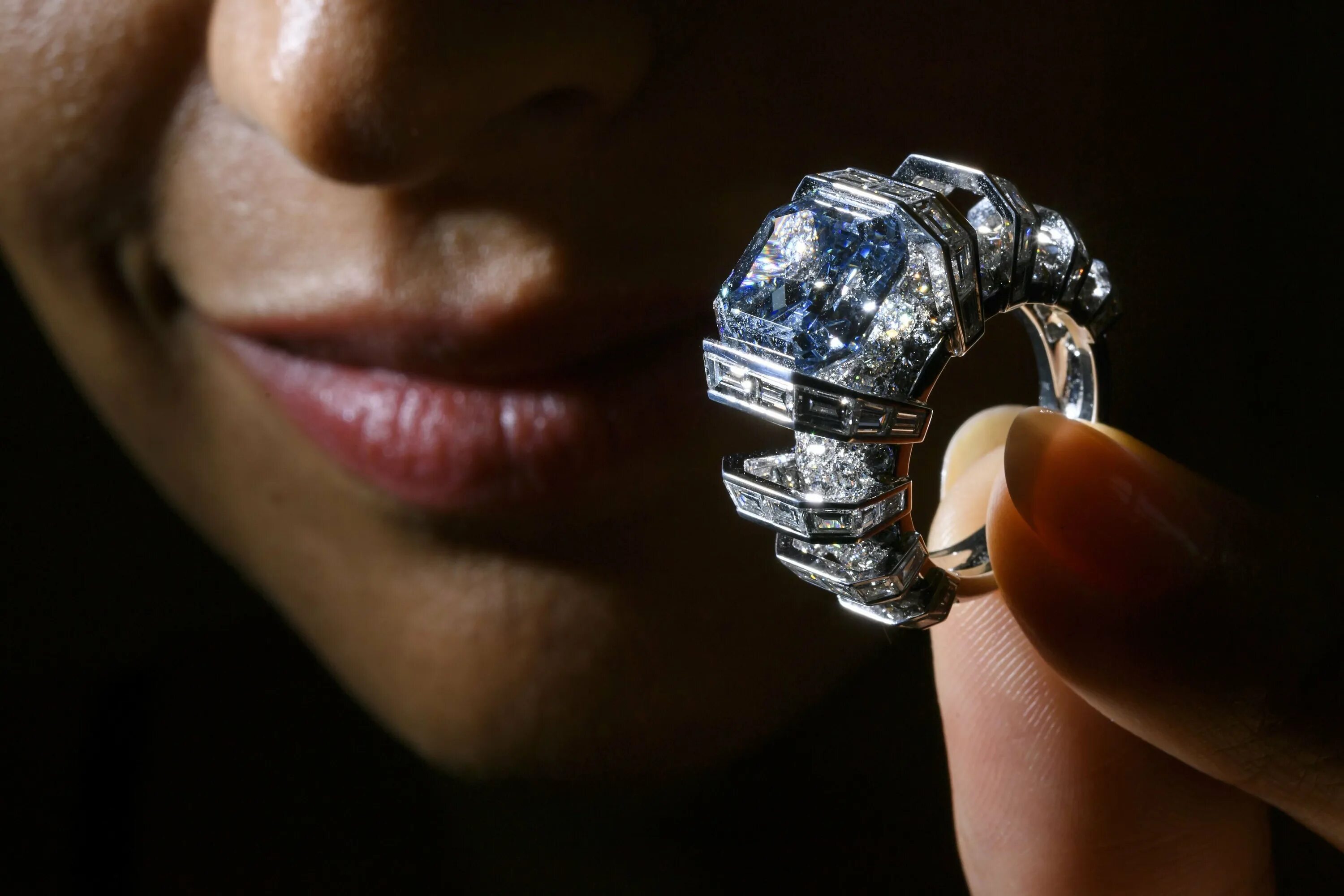 Дорогие другие. Кольцо chopard blue diamond. самые красивые бриллиантовые кольца. самое дорогое кольцо. самые дорогие кольца с бриллиантами.