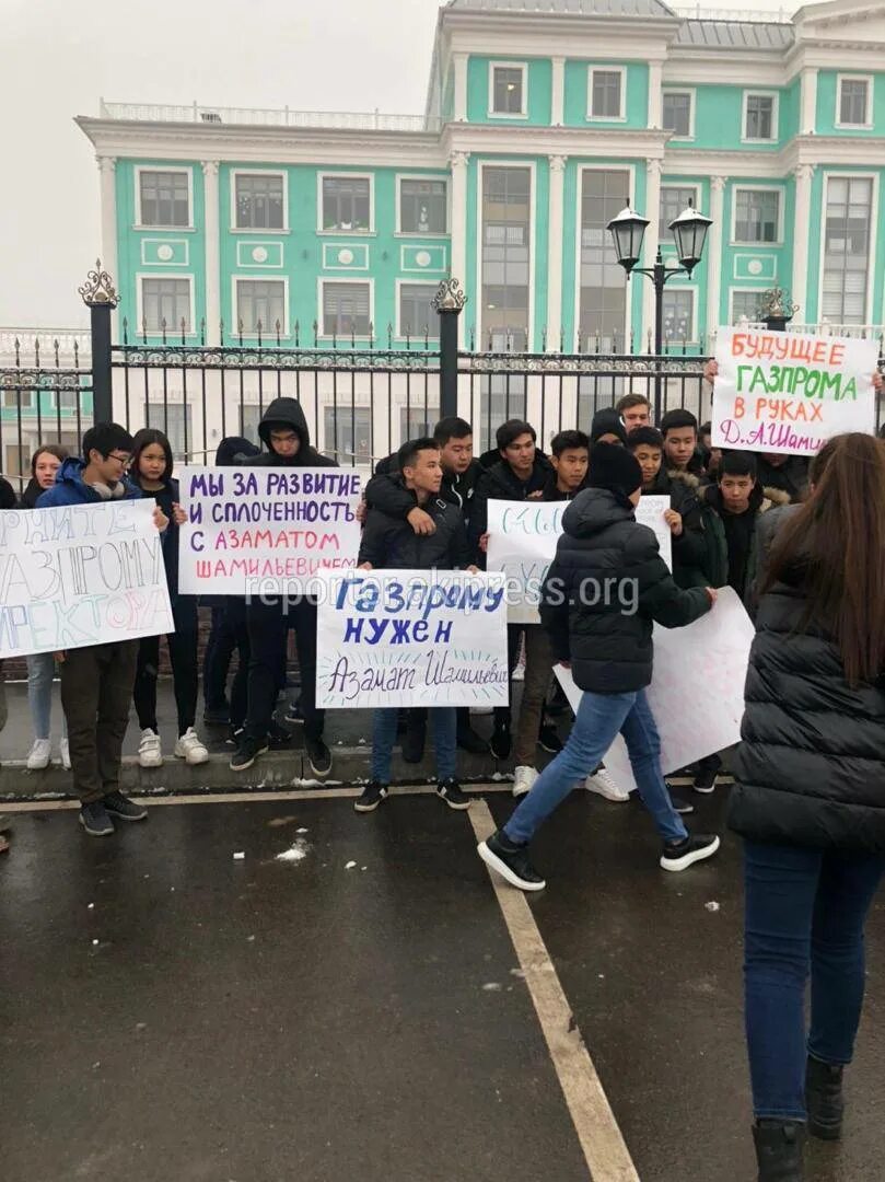 Протест против школы. Газпромовская школа в Бишкеке. Митинг против школы. Выступают против школы