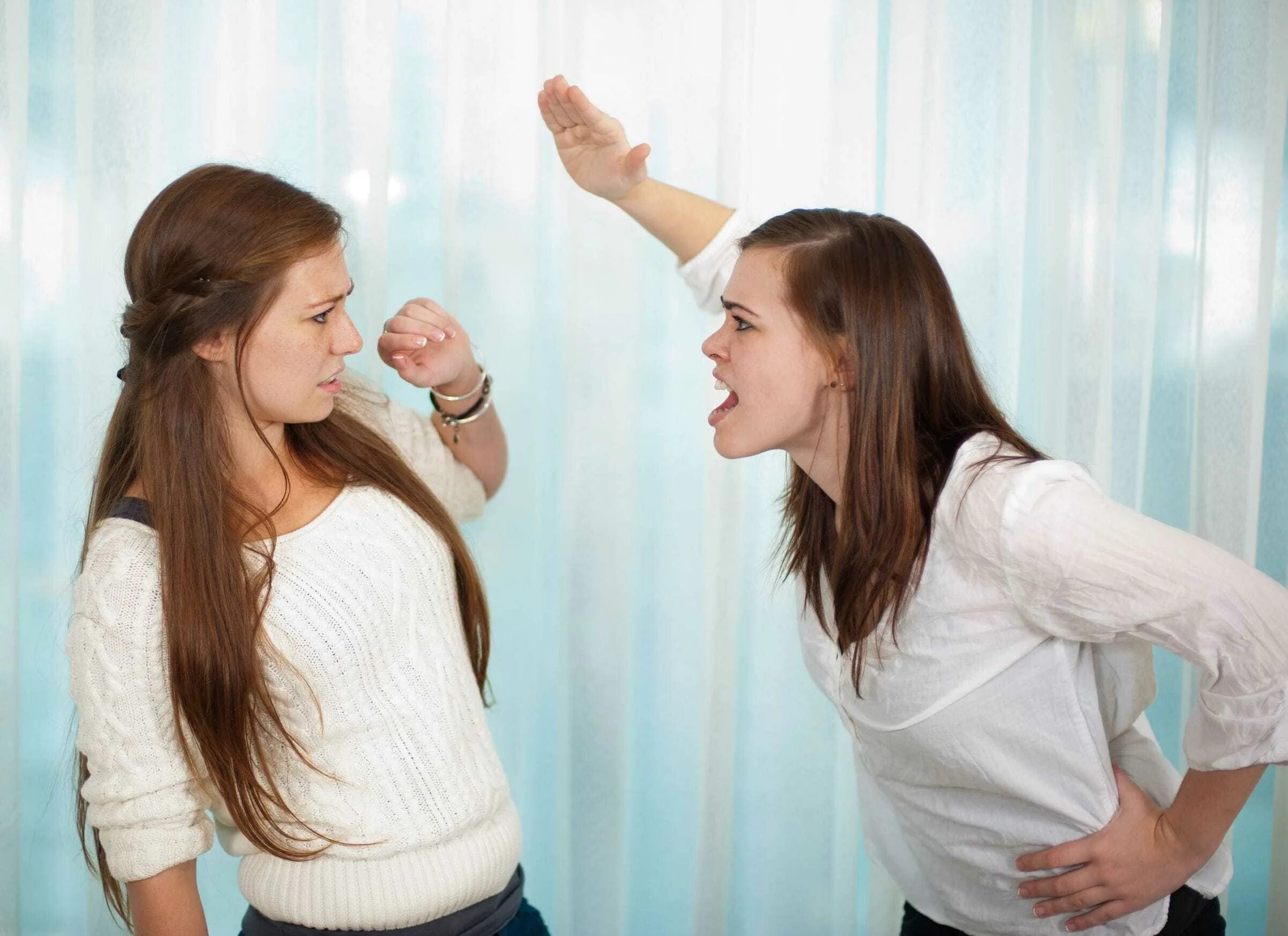 Девушки ссорятся. Подруги ссорятся. Сестры ссорятся. Подруги ругаются. Друзья постоянно ссорятся
