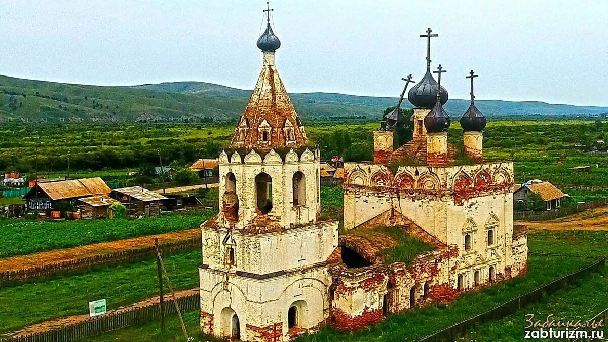 Церковь Успения Божьей матери в селе Калинино. Церковь в Забайкалье Успение Пресвятой Богородицы. Церковь села Калинино Забайкальский край. Успенская Церковь в Калинино Забайкальский край.