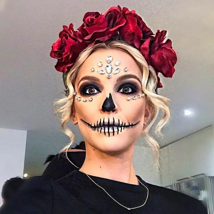 Jeanette Hernandez adlı kullanıcının Halloween panosundaki Pin Halloween make, C