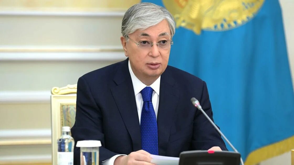 Токаев подписывает. Серик токаев.