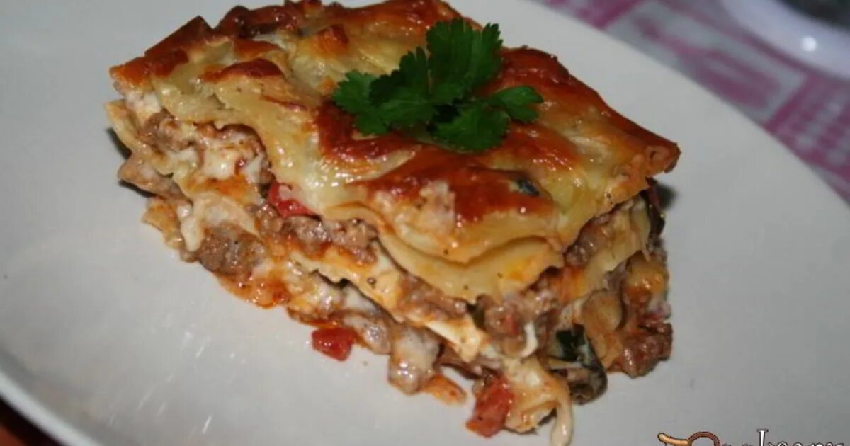 Лазанья с фаршем и соусом бешамель в духовке. Приготовление лазаньи пошаговый рецепт. Мясная лазанья. Приготовление лазаньи пошаговый рецепт. Лазанья приготовление фото.