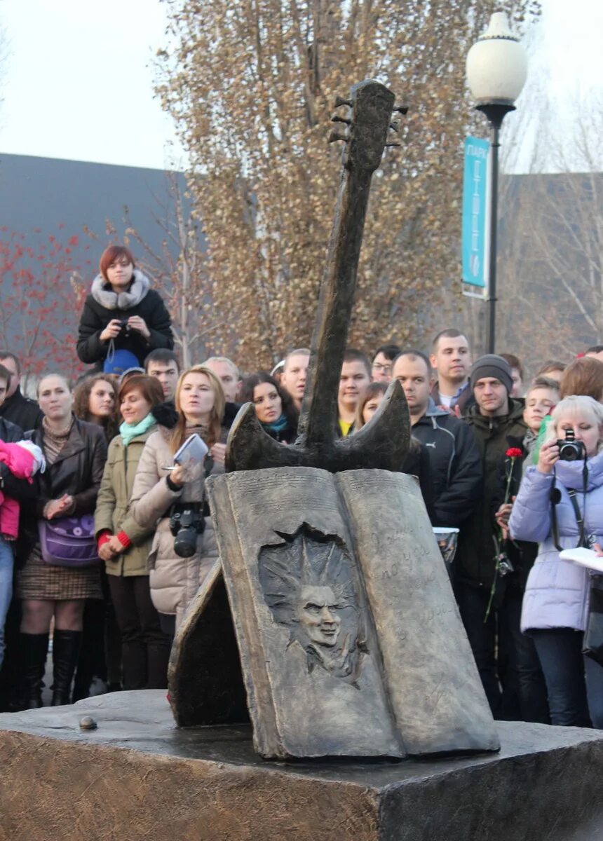 Памятник Михаилу Горшеневу. Памятник Михаилу Горшнёва. Памятник Горшенёву в Воронеже. Памятник Михаилу Горшенёву в Воронеже. Памятник горшеневу