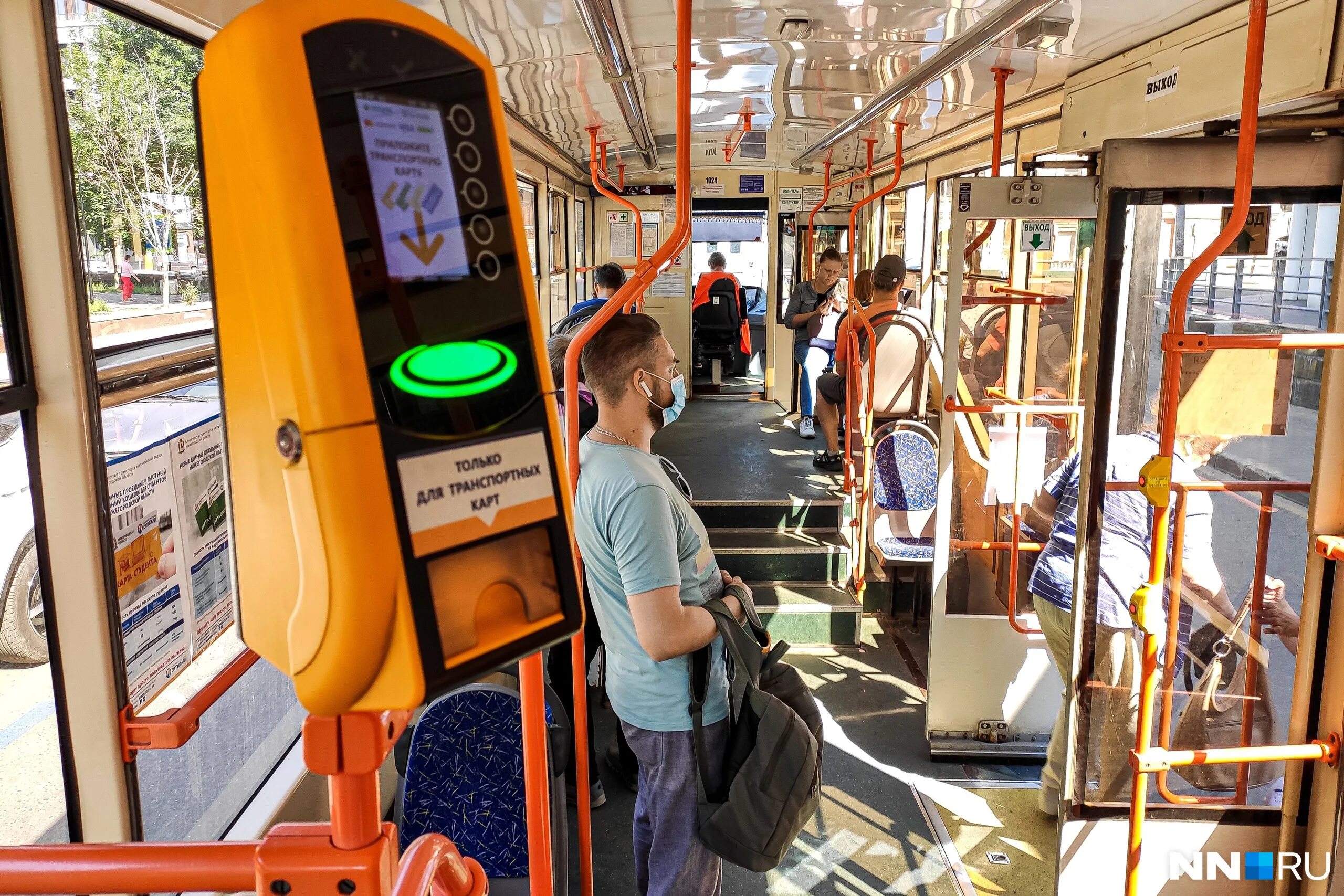 Волонтеры. Проезд медицинским работникам. Кондуктор в маске. Проезд медицинским работникам. Пенсионеры в автобусе.