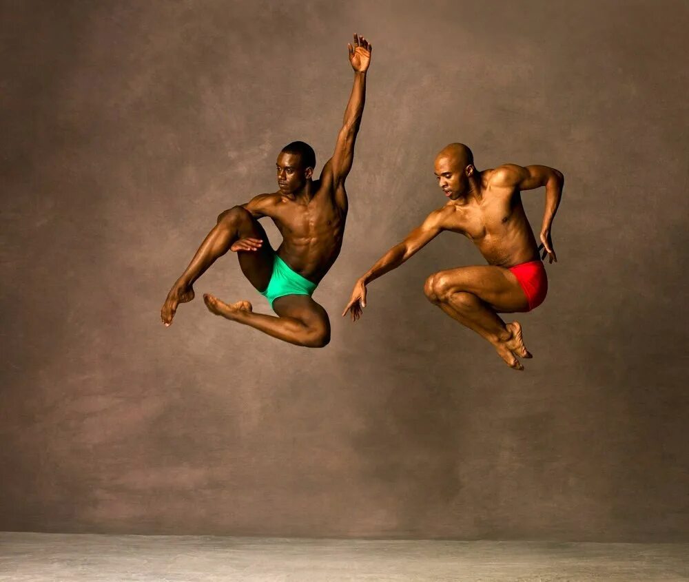 Танцующий наглец. Американский театр танца Элвина Эйли. Элвин Эйли балет. Негр танцует. Танцующие афроамериканцы.