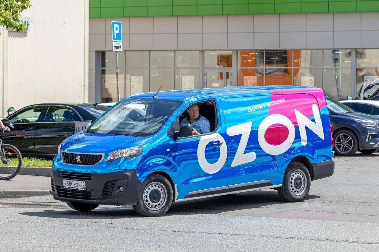 Озон какие машины. Ford Transit OZON. OZON автомобили. Автомобили Озон компании. Машина Озон Форд.