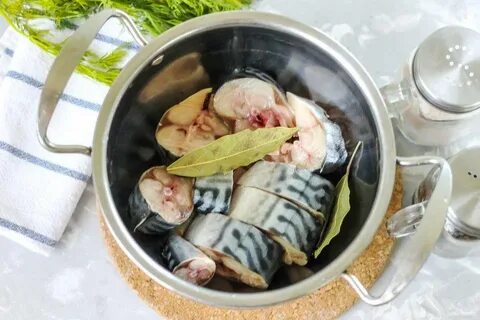 Консервировать скумбрию с овощами