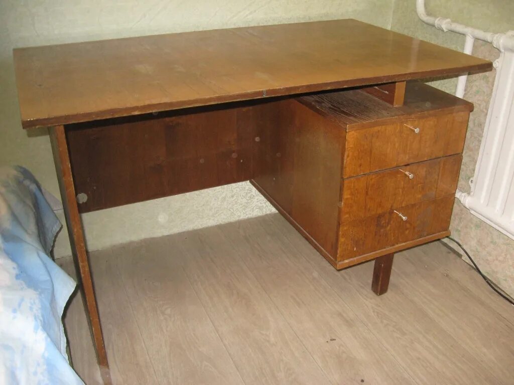 Советский письменный стол. Стол письменный сломанный. Старый Советский письменный стол. Советский компьютерный стол.