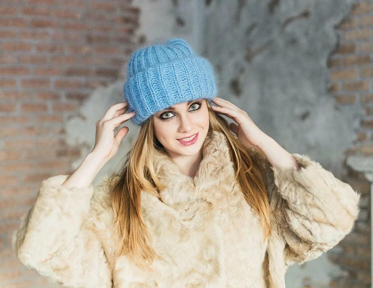 шапка такори. шапка вязаная женская с отворотом. шапки бини 2022-2023. шапка вязаная женская. вязаная шапка с отворотом.