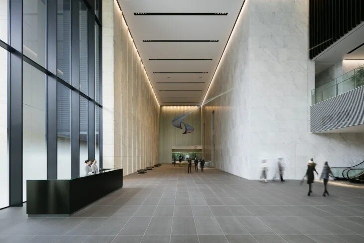 Stockholm quality outlet barkarby. Отель media rotana 5*. Интерьер холла общественного здания. Ресепшен интерьер современный. Идеи для лобби.