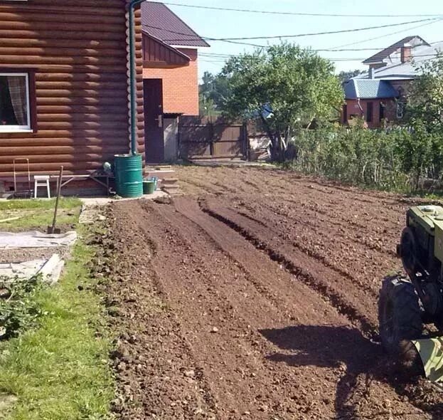 Вскопать сотку. Перекопка участка. Перекопанный участок. Копка огорода. Перекопка участка под газон.