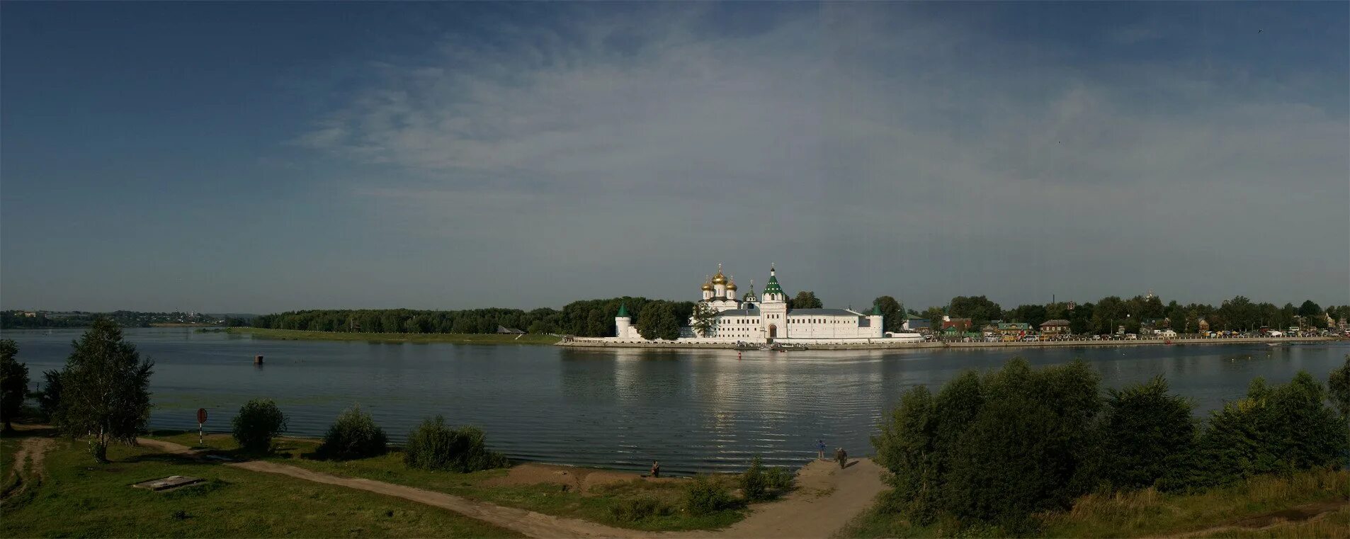 Название городов которые расположены на берегах волги. Река волга в костроме. кострома берег волги. река кострома впадает в волгу. набережная реки волга кострома.