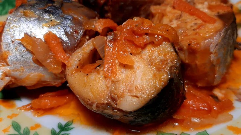 Скумбрия тушеная с морковью и луком. Скумбрия тушеная с овощами. Скумбрия в духовке с морковью и луком. Скумбрия тушеная с морковью и луком. Скумбрия с луком и морковью.